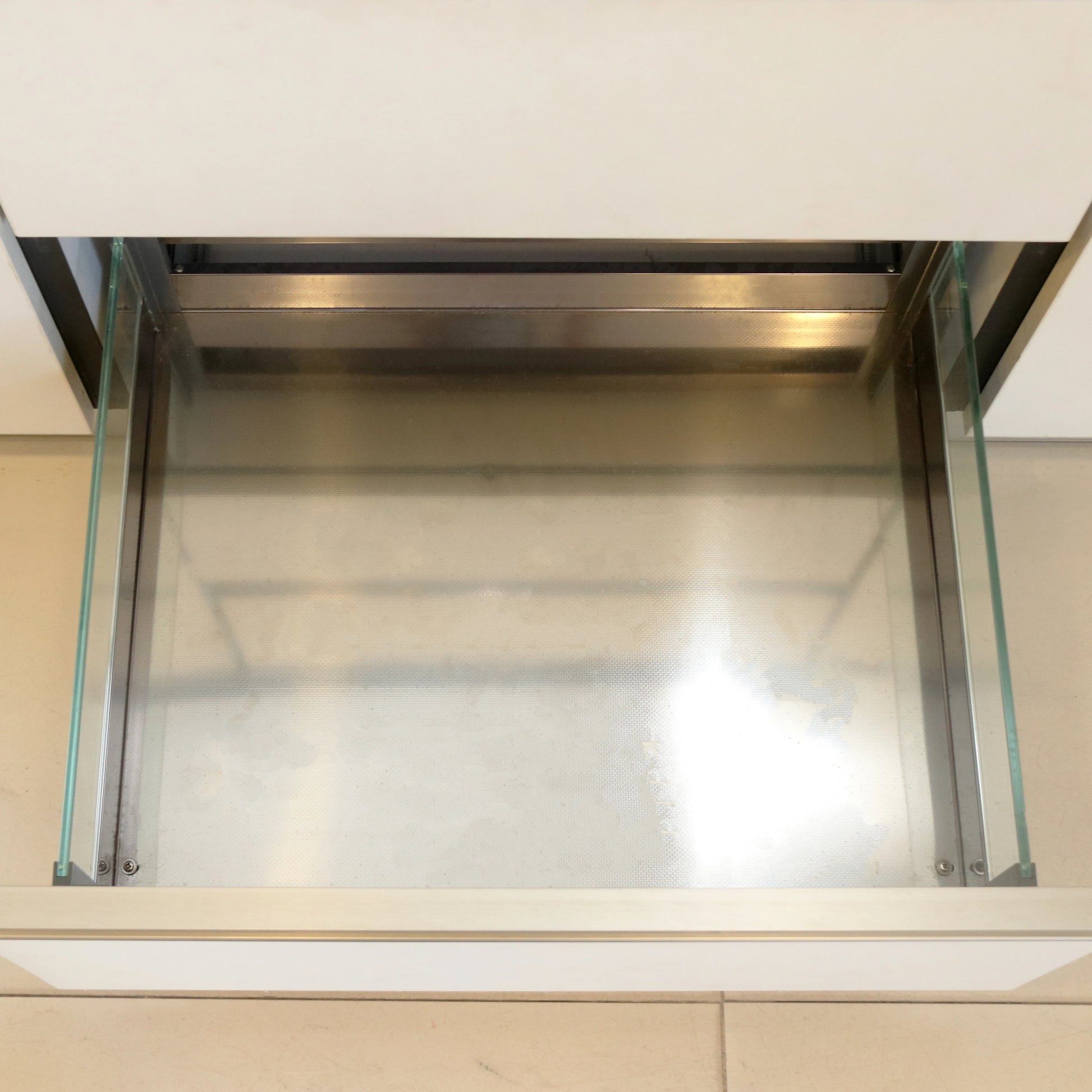 GLASSEDGE PULL-OUT DRAWER