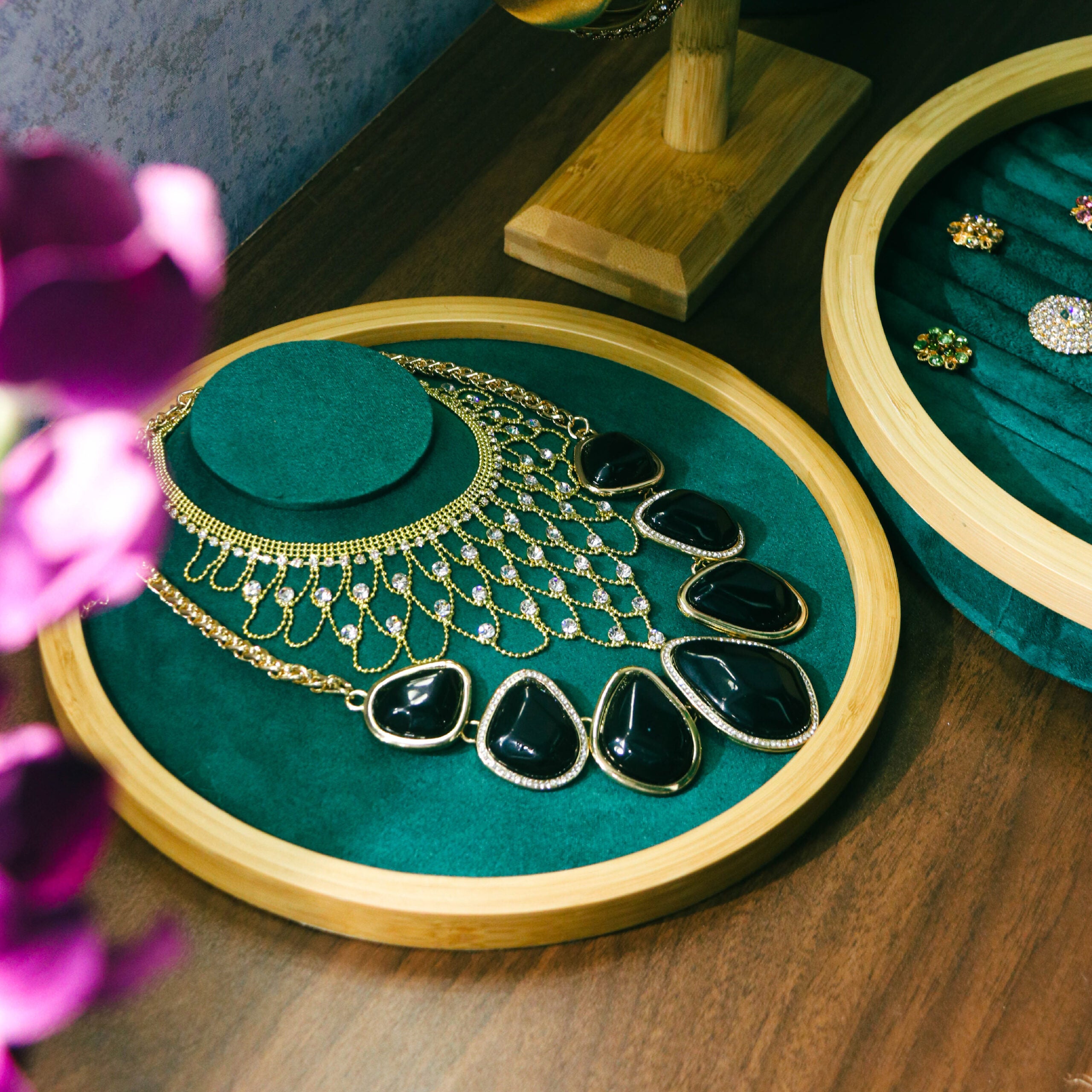 EMERALD GREEN NECKLACE DISPLAY