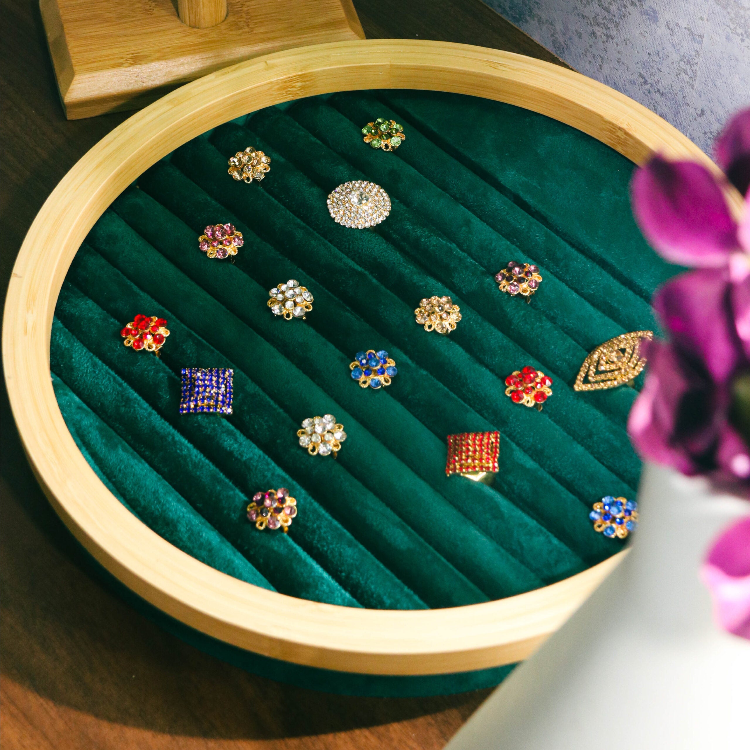 EMERALD GREEN RING DISPLAY