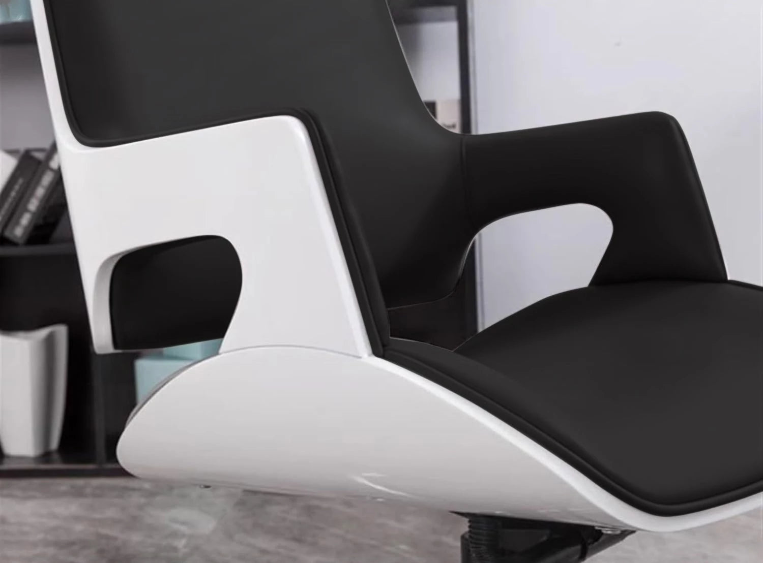 MODERN HIGH-BACK EXECUTIVE SWIVEL OFFICE CHAIR / COMFORT MANAGER OFFICE CHAIR