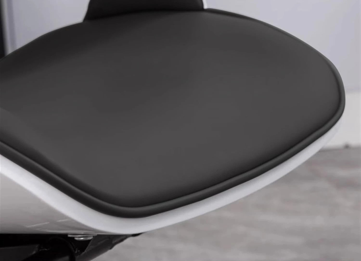 MODERN HIGH-BACK EXECUTIVE SWIVEL OFFICE CHAIR / COMFORT MANAGER OFFICE CHAIR