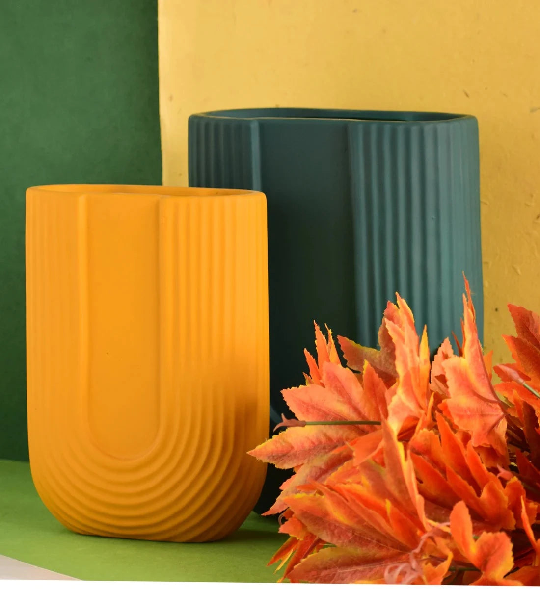 LINEAR CERAMIC U-SHAPE FLOWER VASE